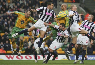 ניל קלמנט עולה לכדור קרן (צילום: Gettyimages)