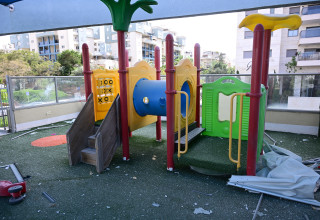 גן הילדים שנפגע בראשון לציון מפגיעת טיל איראני  (צילום: אבשלום ששוני)