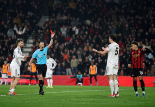 הארי מגווייר, שחקן מנצ'סטר יונייטד אחרי שהורחק (צילום: רויטרס)