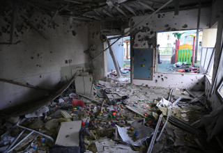 נזק בגן ילדים בראשון לציון בעקבות ירי טילים מאיראן (צילום: אבשלום ששוני)