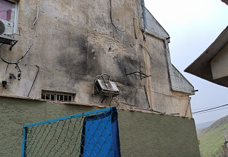 נזק במטולה אחרי מטח הירי לצפון (צילום: ללא קרדיט)