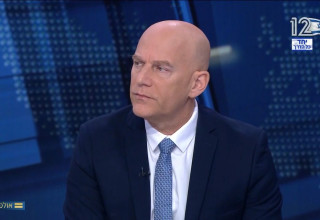 גיא פלג באולפן שישי (צילום: צילום מסך חדשות 12)