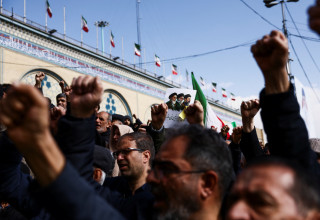 איראנים בהלווייתו של דובר משמרות המהפכה עלי מוחמד נאיני (צילום: רויטרס)