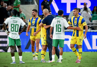 סייד אבו פרחי שחקן מכבי תל אביב עם קני סייף שחקן מכבי חיפה (צילום: אריאל שלום)