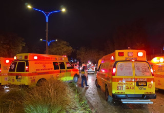 מד"א בזירת הנפילה בערד (צילום: תיעוד מבצעי מד"א)