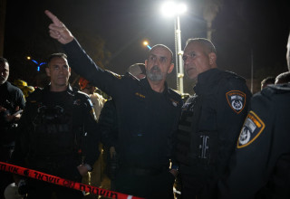 מפכ"ל המשטרה בזירת הנפילה בערד (צילום: דוברות המשטרה)