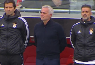 מוריניו בוכה בדקה דומיה (צילום: צילום מסך, X (טוויטר))