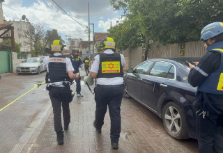 צוותי מד"א באזורי נפילת שברי יירוט במרכז הארץ (צילום: תיעוד מבצעי מד"א)