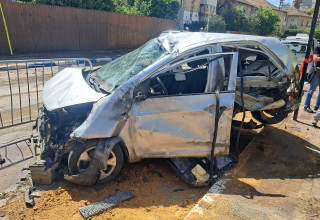 הרכב שנפגע בגבעתיים (צילום: משה כהן)