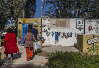 אזרחים בדרכם למקלט (צילום: חיים גולדברג, פלאש 90)