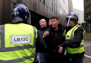 אוהד נעצר על ידי המשטרה באנגליה (צילום: Gettyimages)