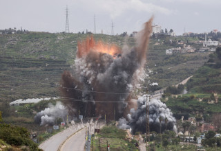 תקיפת גשר בדרום לבנון (צילום: רויטרס)