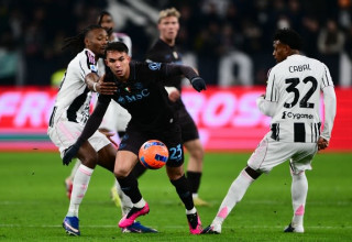 ג'ובאנה בין שחקני יובנטוס (צילום: MARCO BERTORELLO)