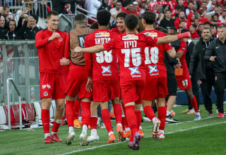 שחקני הפועל תל אביב חוגגים (צילום: לילך וייס רוזנברג)