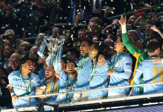 מנצ'סטר סיטי מניפה את גביע הליגה (צילום: רויטרס)