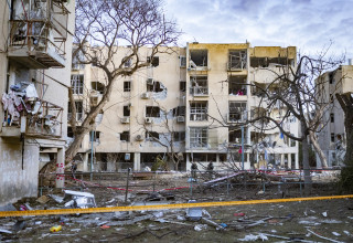 זירת נפילת הטיל האיראני בערד (צילום: חיים גולדברג פלאש 90)