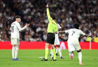 פדריקו ואלוורדה סופג כרטיס אדום (צילום: GettyImages)