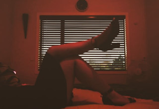 אישה במיטה, אילוסטרציה (צילום: Hannah Peters/Getty Images)