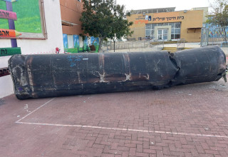 חלק של טיל שאותר בבית ספר בישוב פדואל (צילום: דוברות המשטרה)