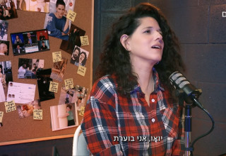 נועה קולר בשעשועון של גבע אהרון (צילום: צילום מסך כאן הסכתים)