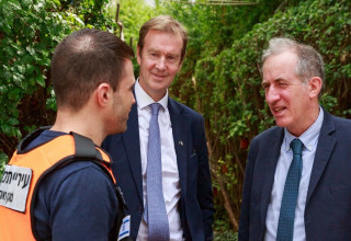 נציגי האיחוד האירופי בזירת פגיעת הטיל ברמת גן (צילום: נמרוד ארונוב)