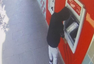 החשוד בגניבת כרטיסי אשראי (צילום: מצלמות אבטחה)