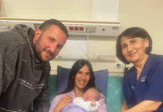 נטלי, יחד עם היולדת אור אלי מלך ובעלה בר (צילום: דוברות המרכז הרפואי שמיר)