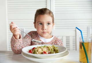 ילדה אוכלת (צילום: אינגאימג')