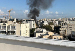 עשן מעל תל אביב לאחר מטח טילים איראני (צילום: שימוש לפי סעיף 27א')