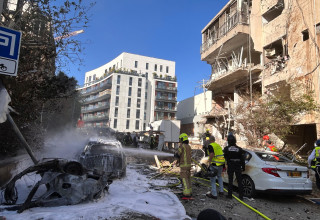 זירת ההרס בתל אביב מפגיעת הטיל מאיראן  (צילום: אבשלום ששוני)
