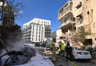 זירת ההרס בתל אביב מפגיעת הטיל מאיראן  (צילום: אבשלום ששוני)