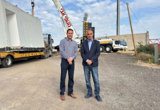 התקנה של מיגוניות באצטדיוני ליגת העל (צילום: רענן ברנובסקי)