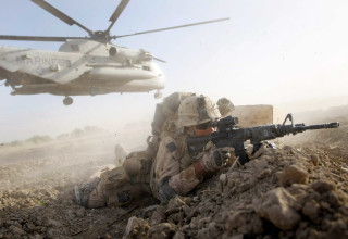 חייל מארינס (צילום: Joe Raedle/Getty Images)