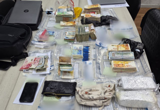 פשיטה על דירה ברמת גן: (צילום: דוברות המשטרה)