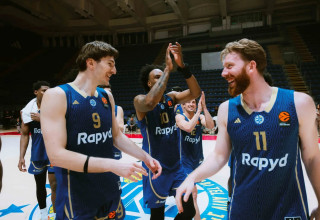 שחקני מכבי תל אביב חוגגים אחרי הניצחון על פנרבחצ'ה (צילום: ג'ורג'ה קוסטיץ')