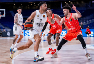 שחקן ריאל מדריד טריי ליילס, מול שחקן הפועל תל אביב אלייז'ה בריאנט (צילום: GettyImages, Eurasia Sport Images)