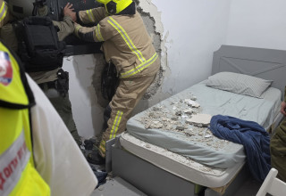 הממ"ד שספג פגיעה בפתח תקווה (צילום: אלון חכמון)