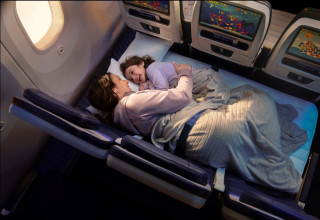 המושבים שנפתחים למיטה. יונייטד רלקס (צילום: יונייטד)