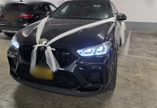 רכב היוקרה עימו הגיעו בני הזוג לחתונה (צילום: דוברות המשטרה)