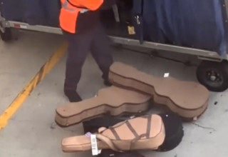 העובד מעיף גיטרות יקרות (צילום: רשתות חברתיות, שימוש לפי סעיף 27 א')