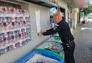 צו סגירה מנהלי למכולת ברמת גן (צילום: דוברות המשטרה)