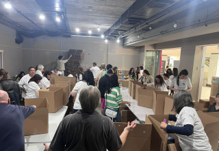 אריזת סלי מזון של עמותת שניר (צילום: עמותת שניר)