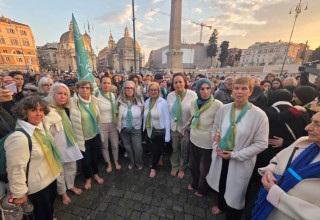 צעדת "קריאת האימהות" ברגליים יחפות ברומא של ״נשים עושות שלום״ ו״נשות השמש״ הפלסטיניות (צילום: נשים עושות שלום)