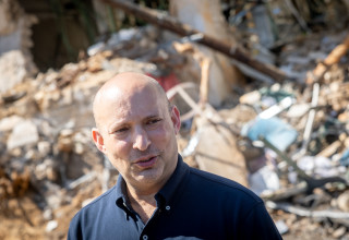 נפתלי בנט בזירת נפילת טיל איראני בתל אביב (צילום: חיים גולדברג פלאש 90)