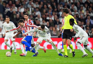 פדריקו ואלוורדה מתקל את אלכס באנה (צילום: GettyImages)