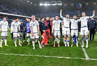 נבחרת קוסבו חוגגת העפלה לגמר פלייאוף העלייה למונדיאל (צילום: JOE KLAMAR)