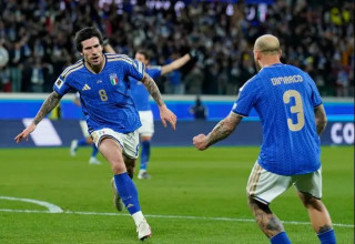 טונאלי חוגג עם דימרקו (צילום: רויטרס)