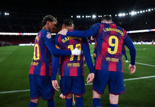 לבנדובסקי, ראפיניה ולאמין ימאל חוגגים מול אתלטיקו (צילום: Gettyimages)