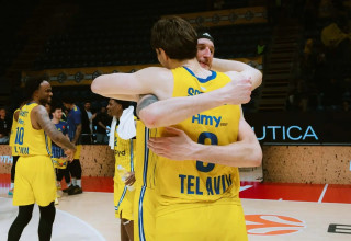 זאק הנקינס חוגג עם רומן סורקין, מכבי תל אביב (צילום: אתר רשמי, ג'ורג'ה קוסטיץ', מכבי תל אביב)