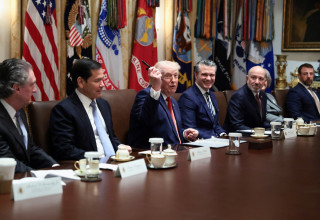 דונלד טראמפ בישיבת הקבינט (צילום: רויטרס)